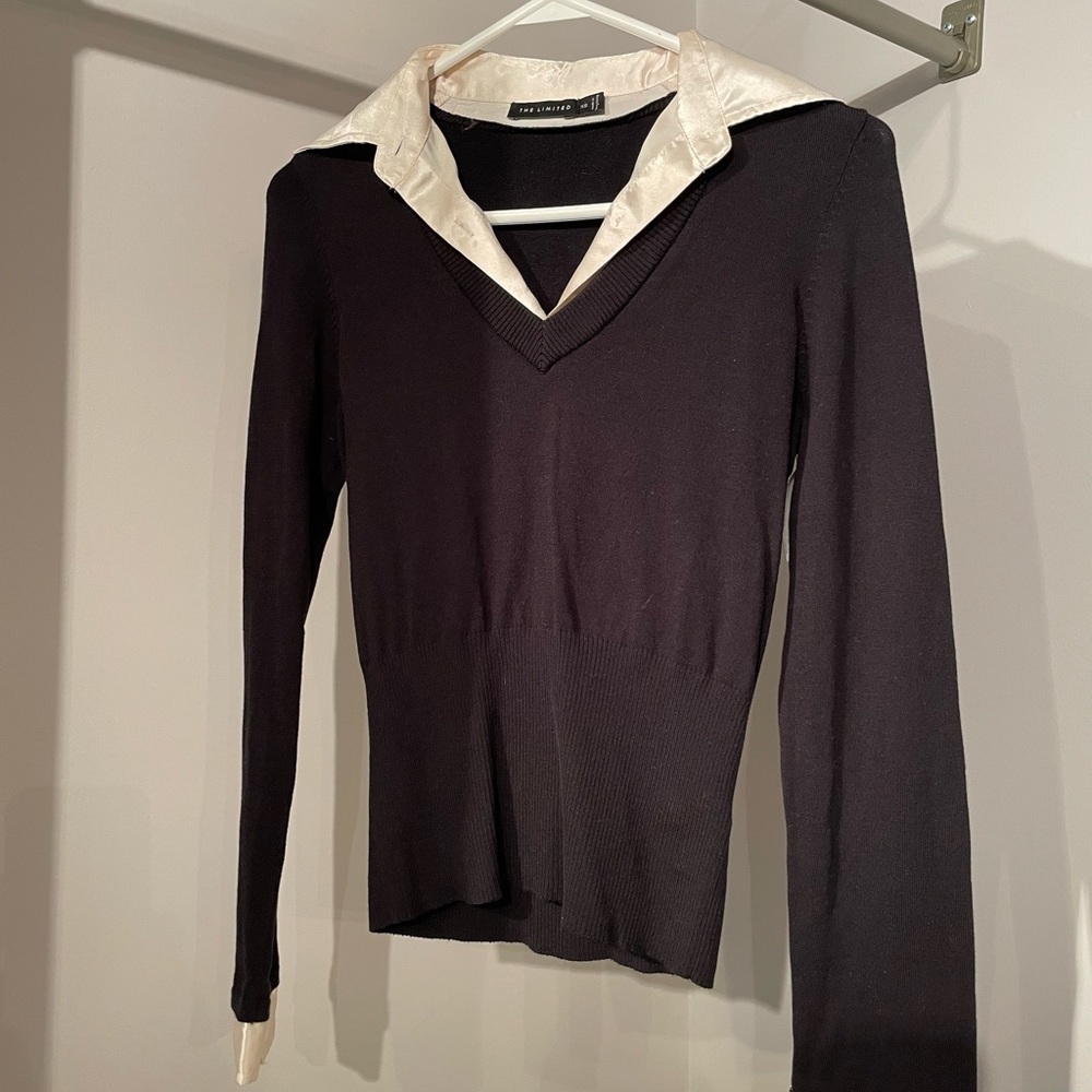 Made by The Limited, this beautiful sweater shirt is made up of cotton and silk.
